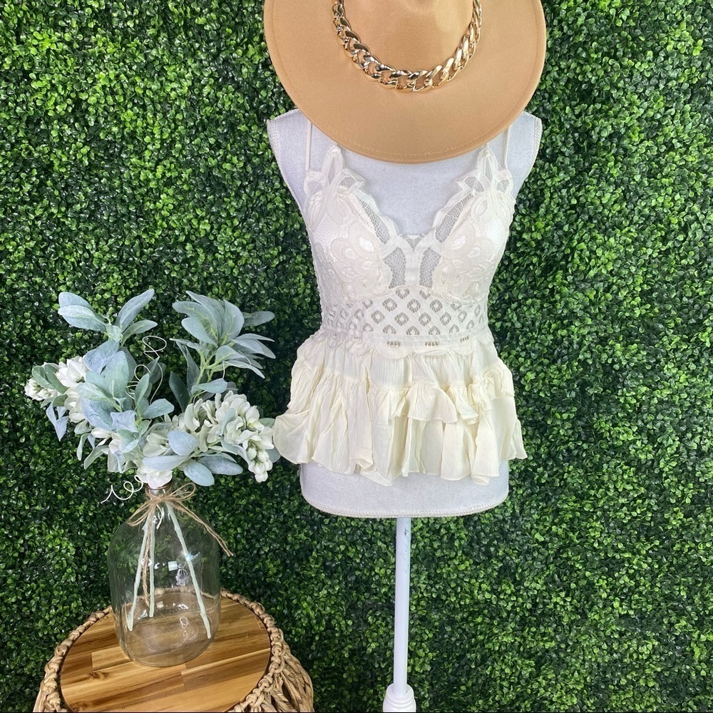 Bella lace top in ivory cream 🔥